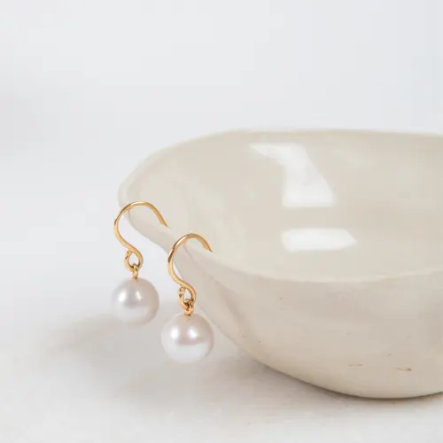 18ct yellow gold hook earrings 9.5-10mm freshwater pearl